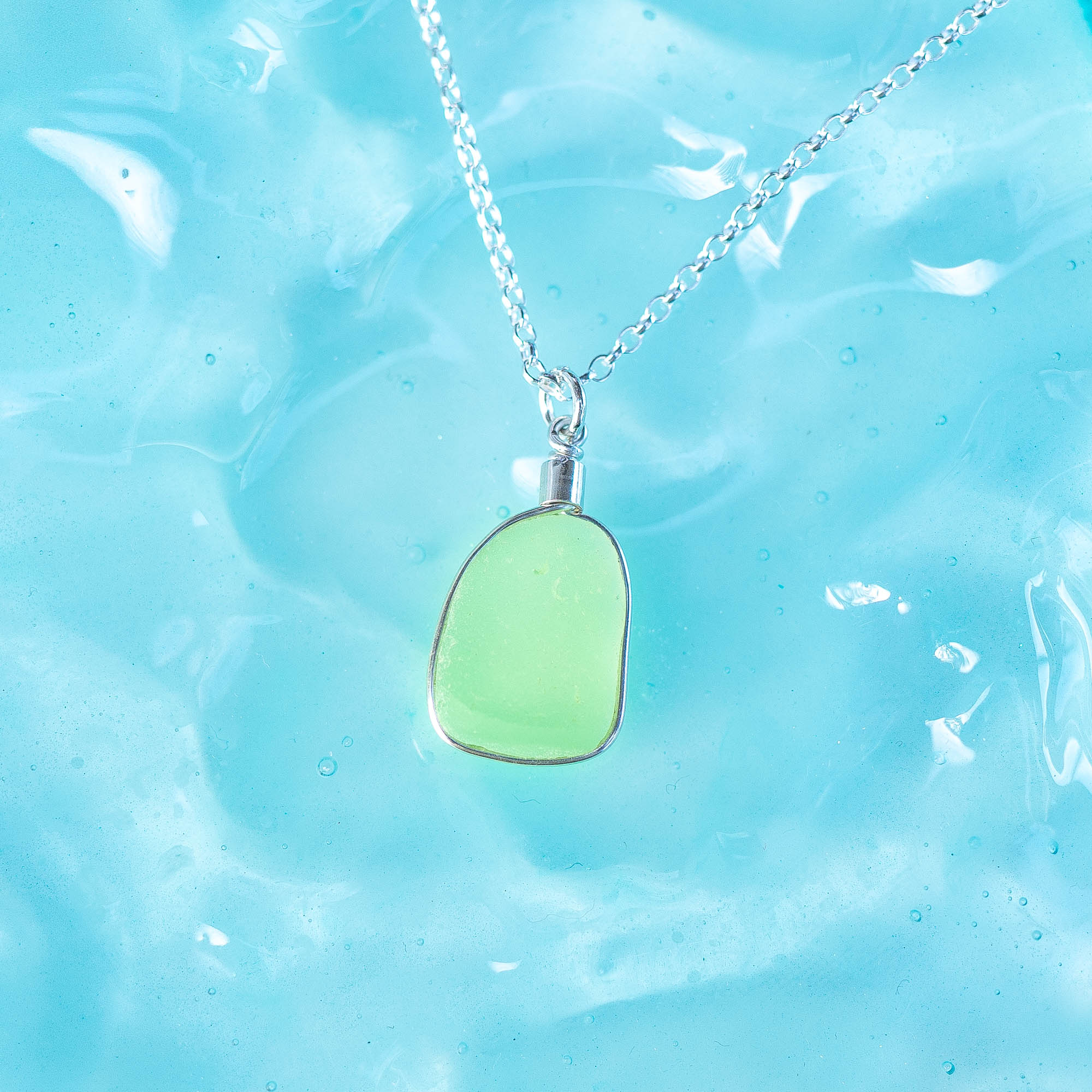 ULTRA RARE FIND - Sea glass pendant UV green - Image 4